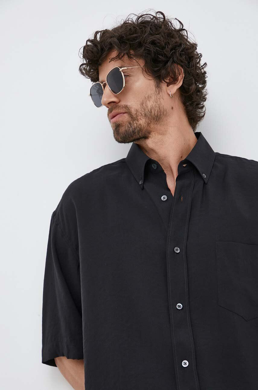 Emporio Armani Košile pánská černá barva relaxed s límečkem button-down - Pepit.cz