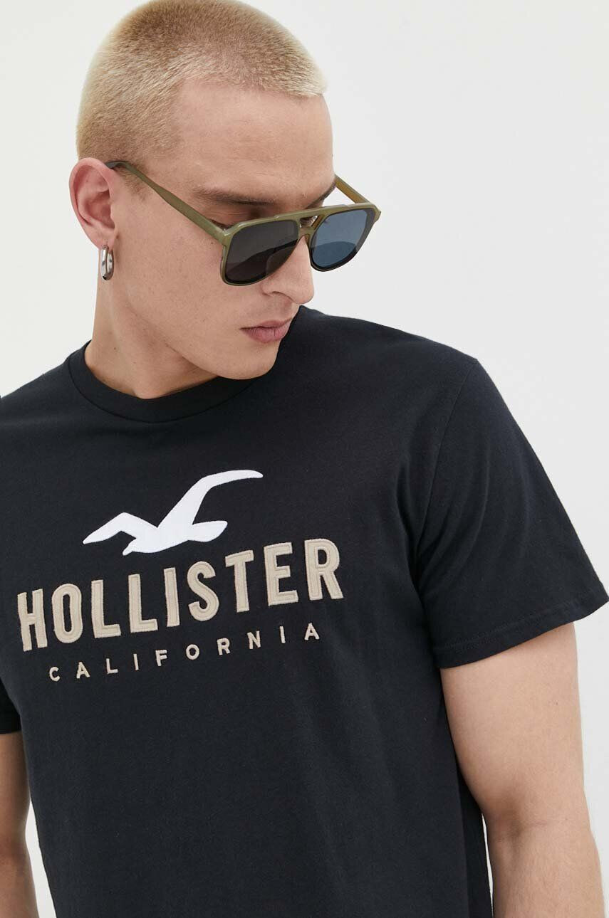 Hollister Co. Bavlněné tričko černá barva s aplikací - Pepit.cz