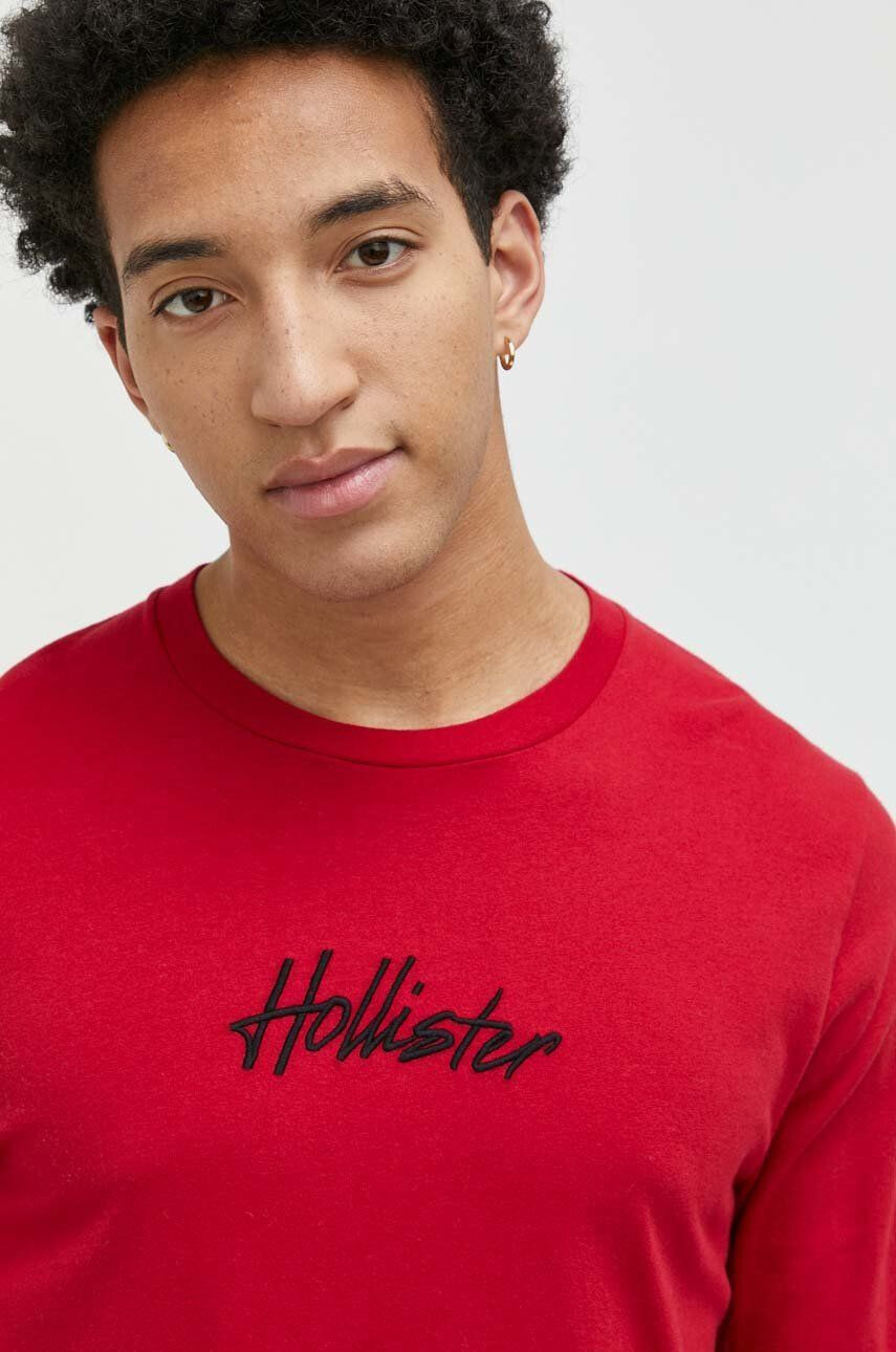 Hollister Co. Bavlněné tričko s dlouhým rukávem červená barva s aplikací - Pepit.cz