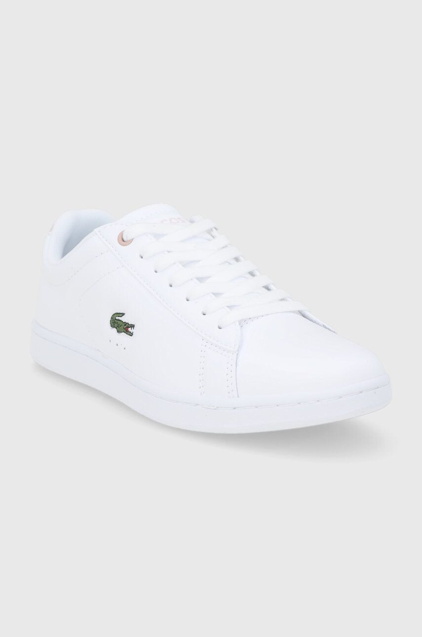 Lacoste Kožené boty Carnaby Evo bílá barva na plochém podpatku - Pepit.cz