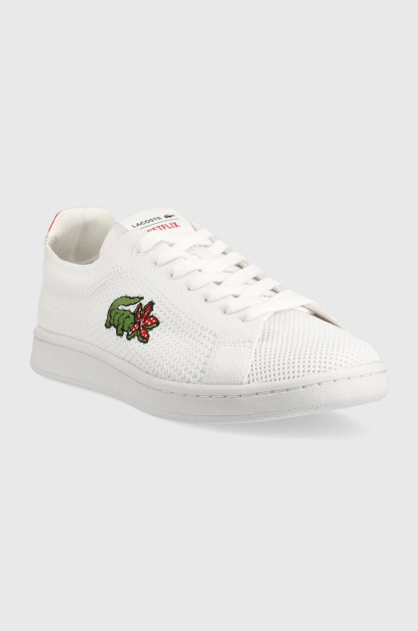 Lacoste Sneakers boty x Stranger Things Carnaby Piquee bílá barva 45SFA0098 - Pepit.cz