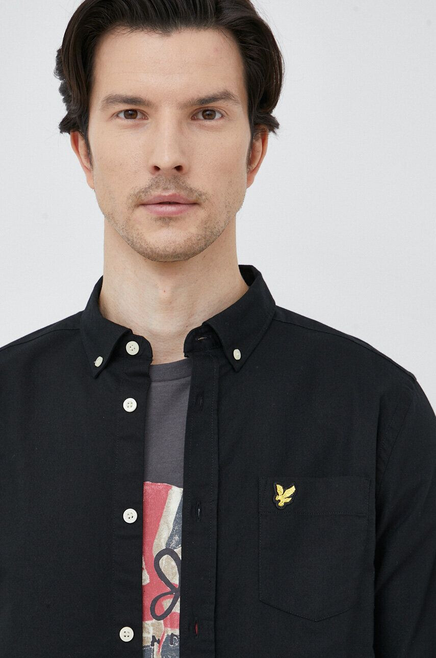 Lyle & Scott Bavlněné tričko černá barva regular s límečkem button-down - Pepit.cz