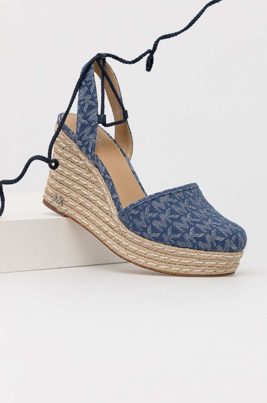 MICHAEL Michael Kors Espadrilky Michael Kors Margie Closed Toe Wedge dámské tmavomodrá barva na klínku - Pepit.cz