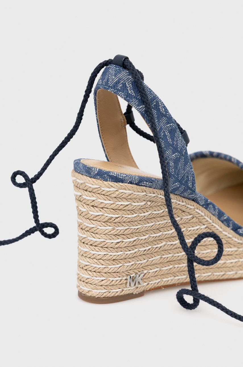 MICHAEL Michael Kors Espadrilky Michael Kors Margie Closed Toe Wedge dámské tmavomodrá barva na klínku - Pepit.cz