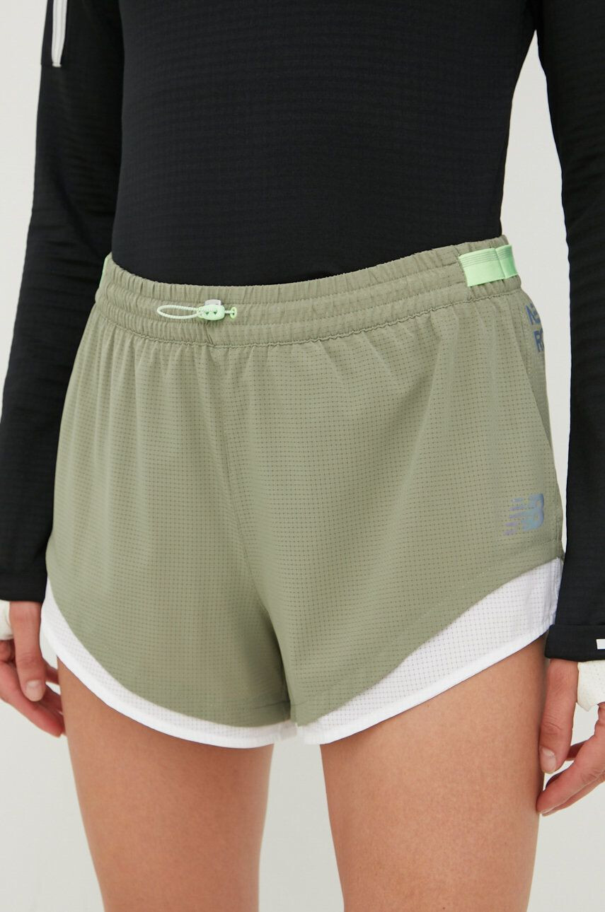 New Balance Běžecké šortky Q Speed Fuel zelená barva s potiskem medium waist - Pepit.cz