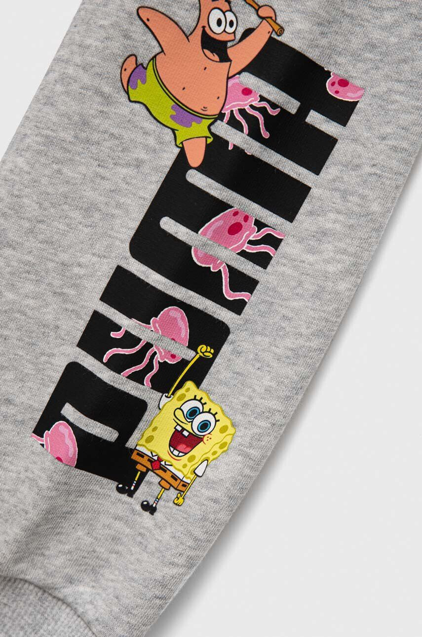 Puma Dětské tepláky x SPONGEBOB Sweatpants TR šedá barva s potiskem - Pepit.cz