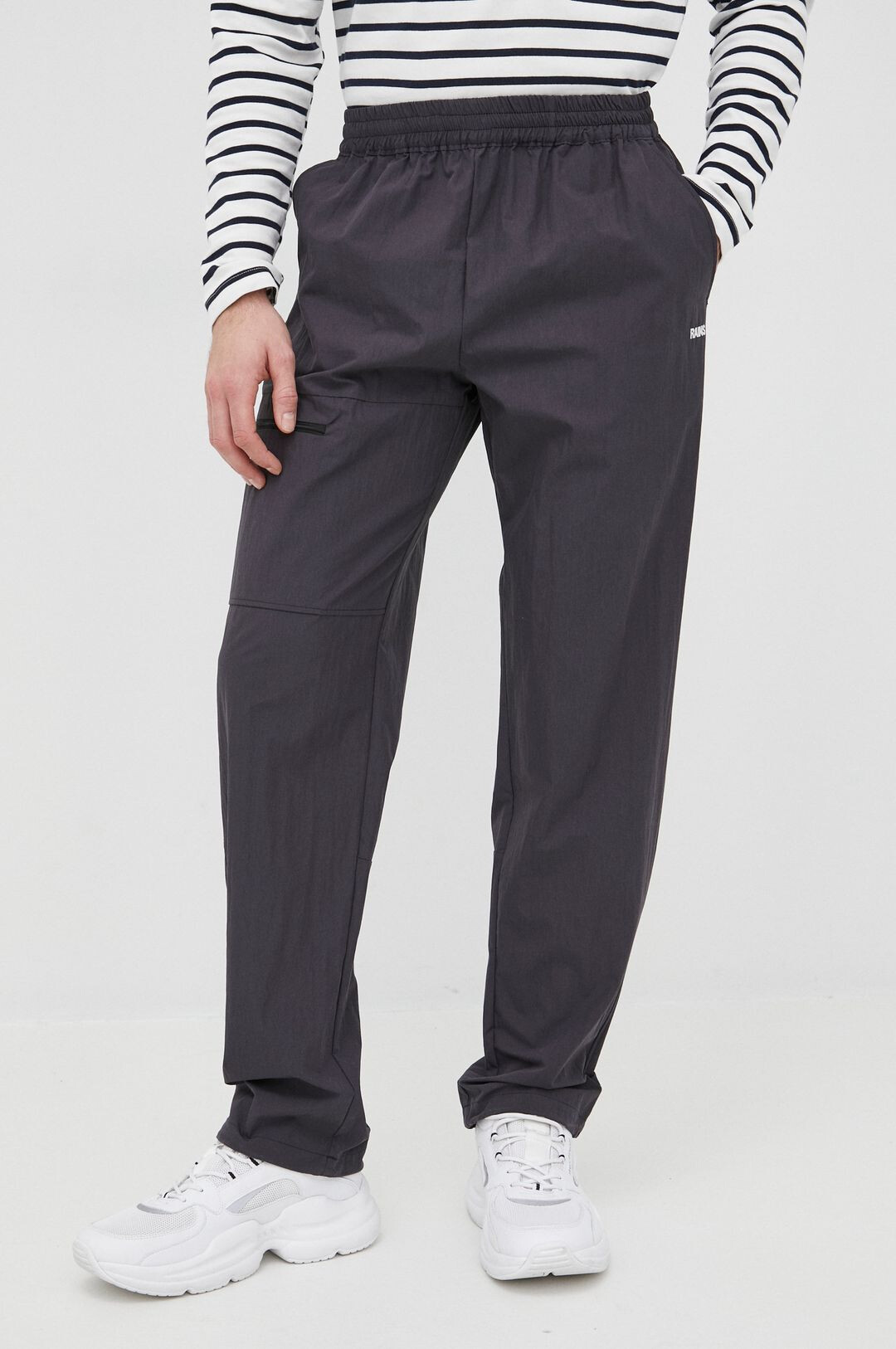 Rains Kalhoty 18700 Woven Pants Regular černá barva jednoduché high waist 18700.01-Black - Pepit.cz