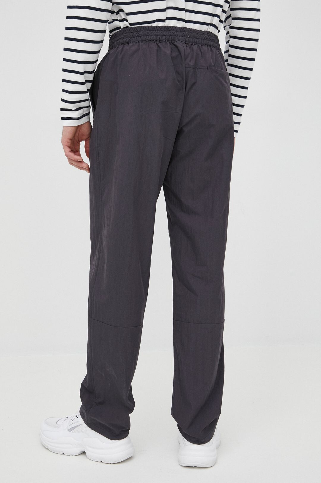 Rains Kalhoty 18700 Woven Pants Regular černá barva jednoduché high waist 18700.01-Black - Pepit.cz