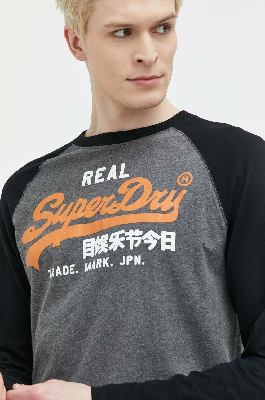 Superdry Bavlněné tričko s dlouhým rukávem zelená barva s aplikací - Pepit.cz