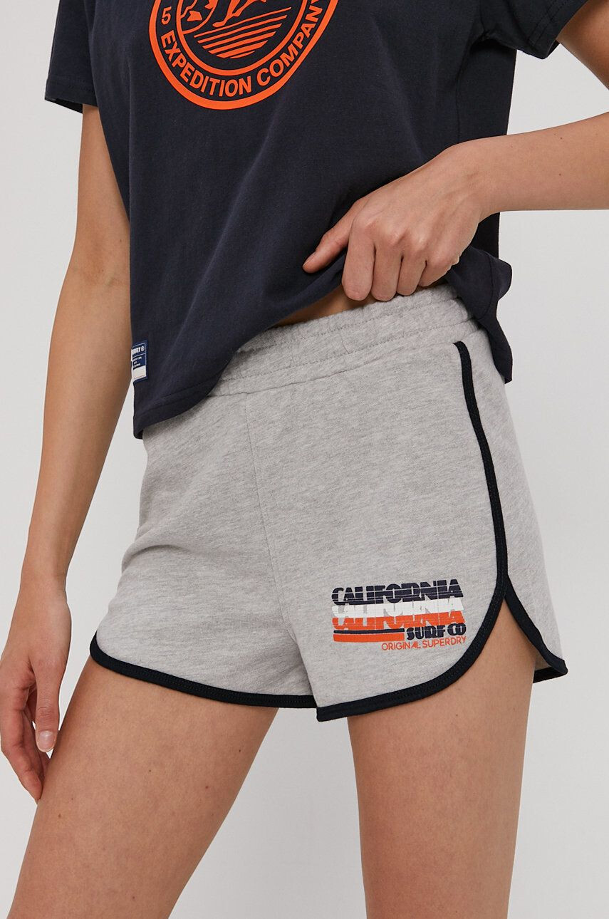 Superdry Kraťasy dámské šedá barva s potiskem high waist - Pepit.cz