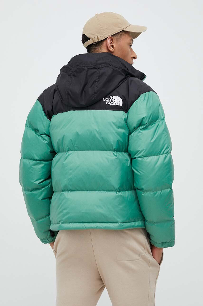 The North Face Péřová bunda 1996 RETRO NUPTSE JACKET pánská zelená barva zimní - Pepit.cz