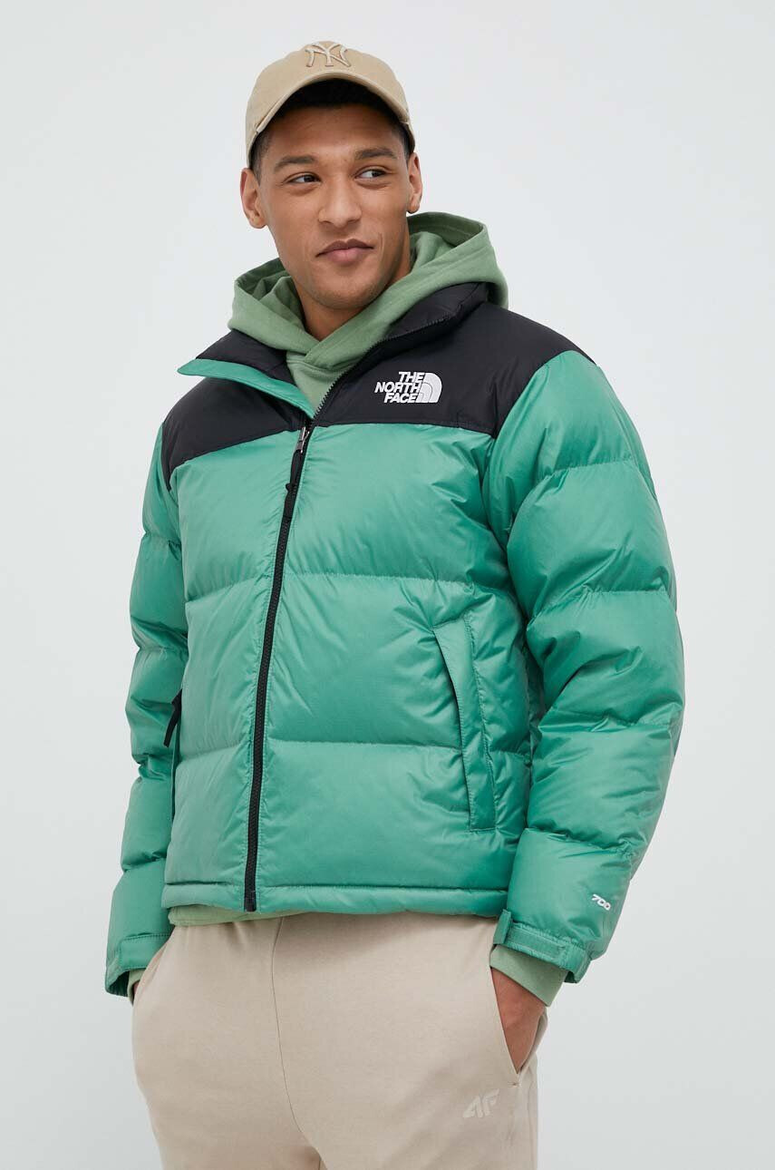 The North Face Péřová bunda 1996 RETRO NUPTSE JACKET pánská zelená barva zimní - Pepit.cz