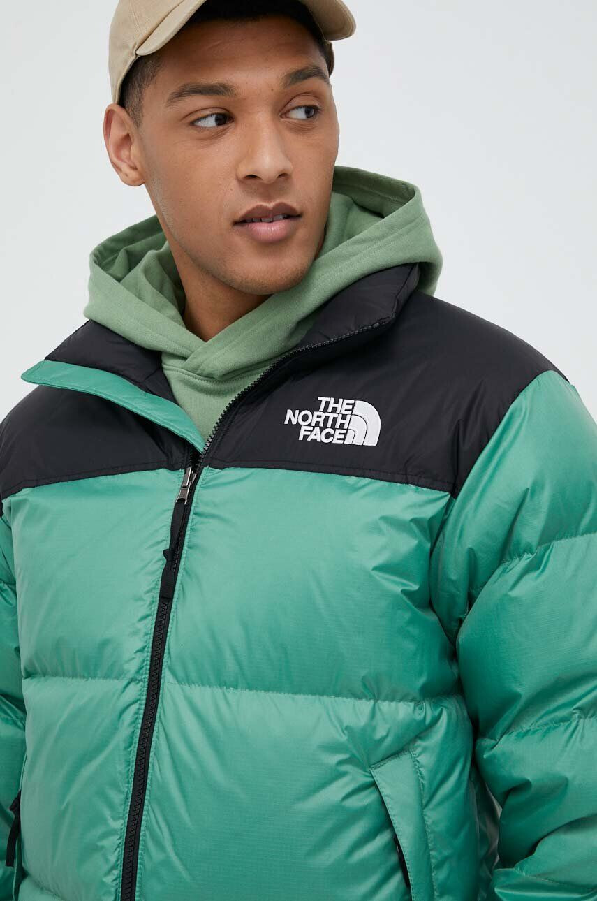 The North Face Péřová bunda 1996 RETRO NUPTSE JACKET pánská zelená barva zimní - Pepit.cz