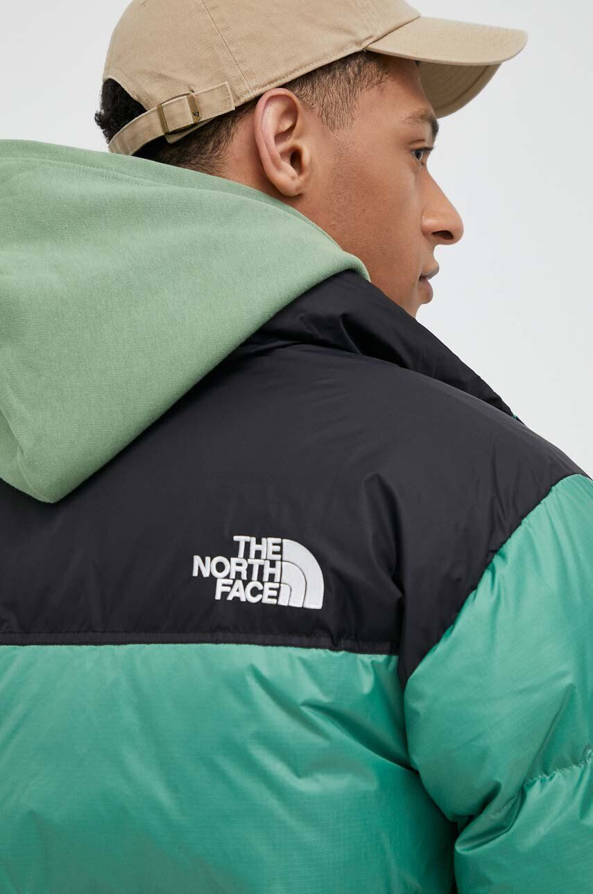 The North Face Péřová bunda 1996 RETRO NUPTSE JACKET pánská zelená barva zimní - Pepit.cz