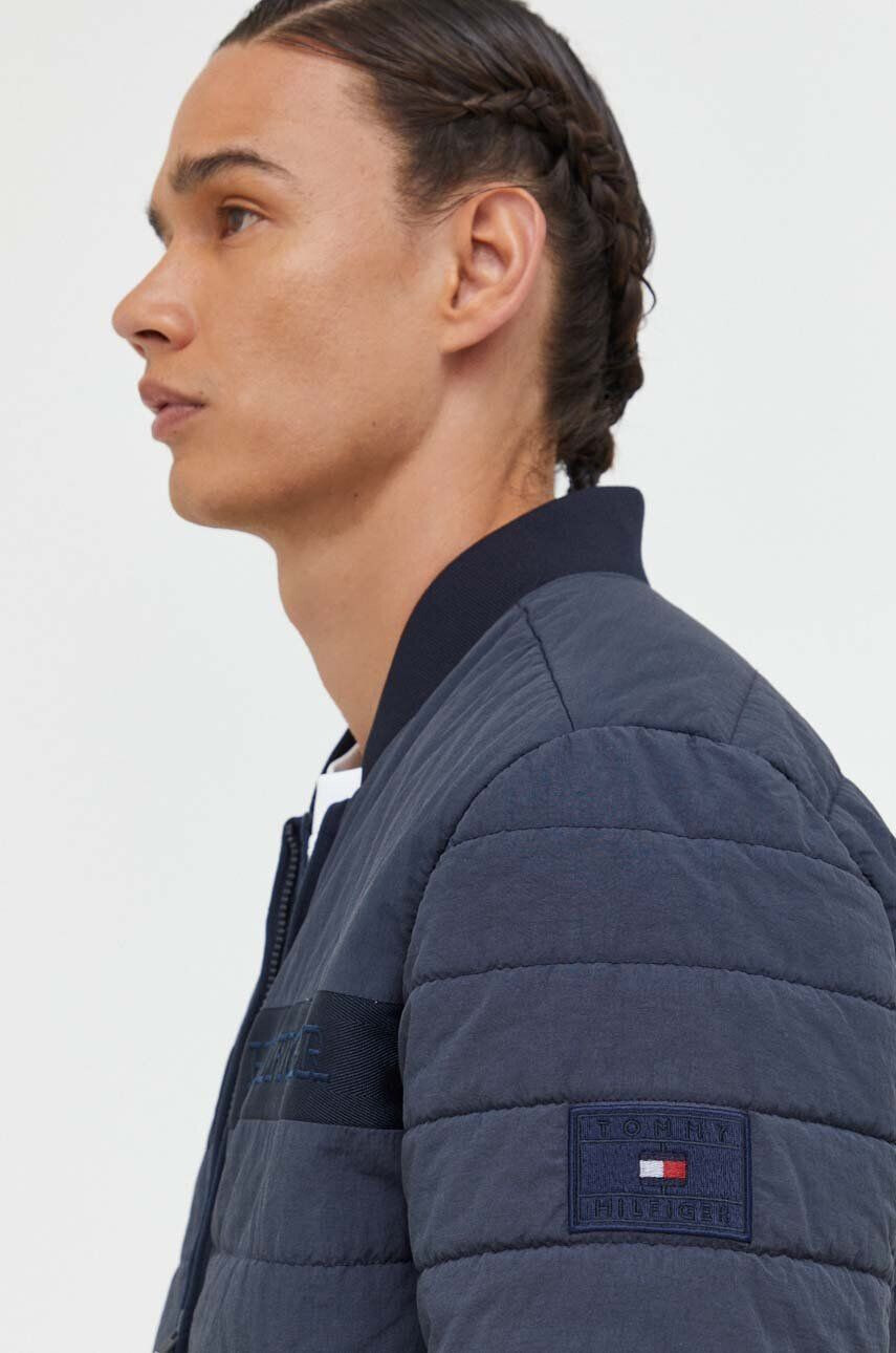 Tommy Hilfiger Bomber bunda tmavomodrá barva přechodná - Pepit.cz