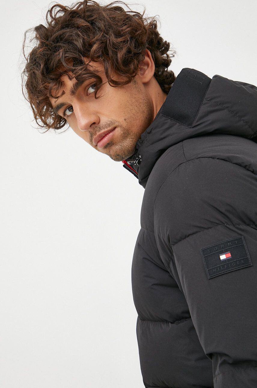 Tommy Hilfiger Bunda pánská černá barva zimní oversize - Pepit.cz