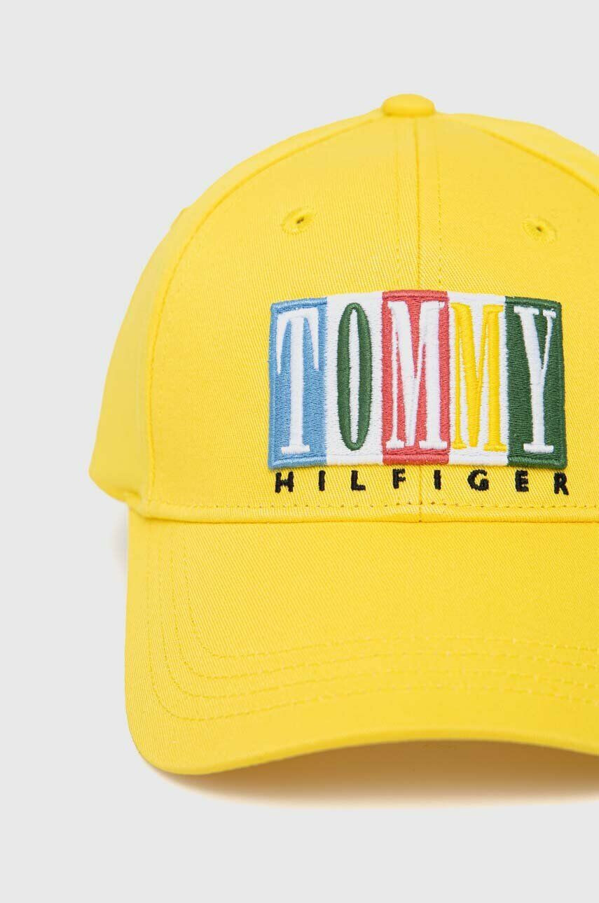 Tommy Hilfiger Dětská bavlněná kšiltovka žlutá barva s aplikací - Pepit.cz