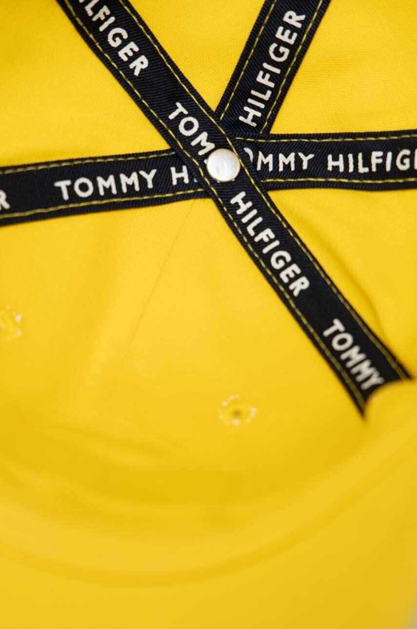 Tommy Hilfiger Dětská bavlněná kšiltovka žlutá barva s aplikací - Pepit.cz