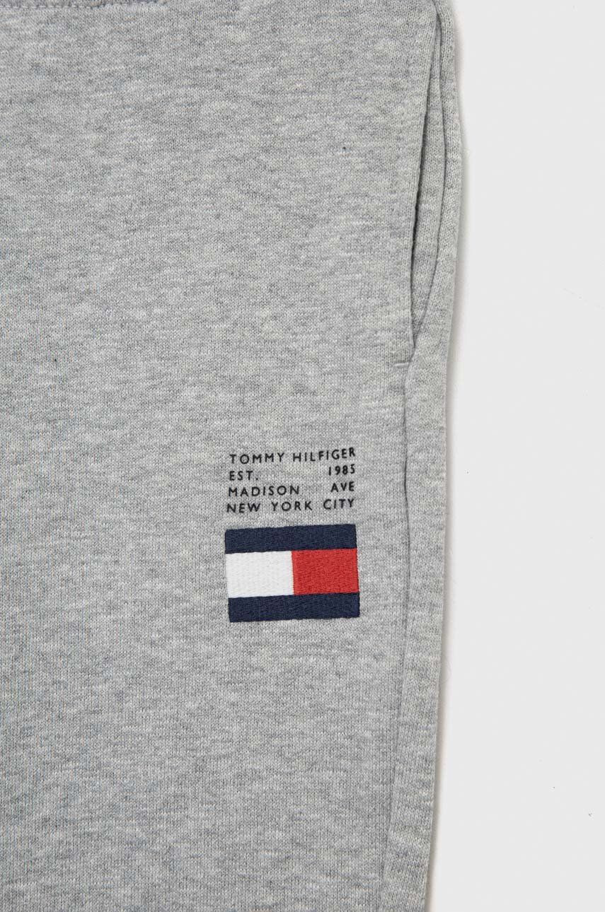 Tommy Hilfiger Dětské bavlněné tepláky šedá barva - Pepit.cz