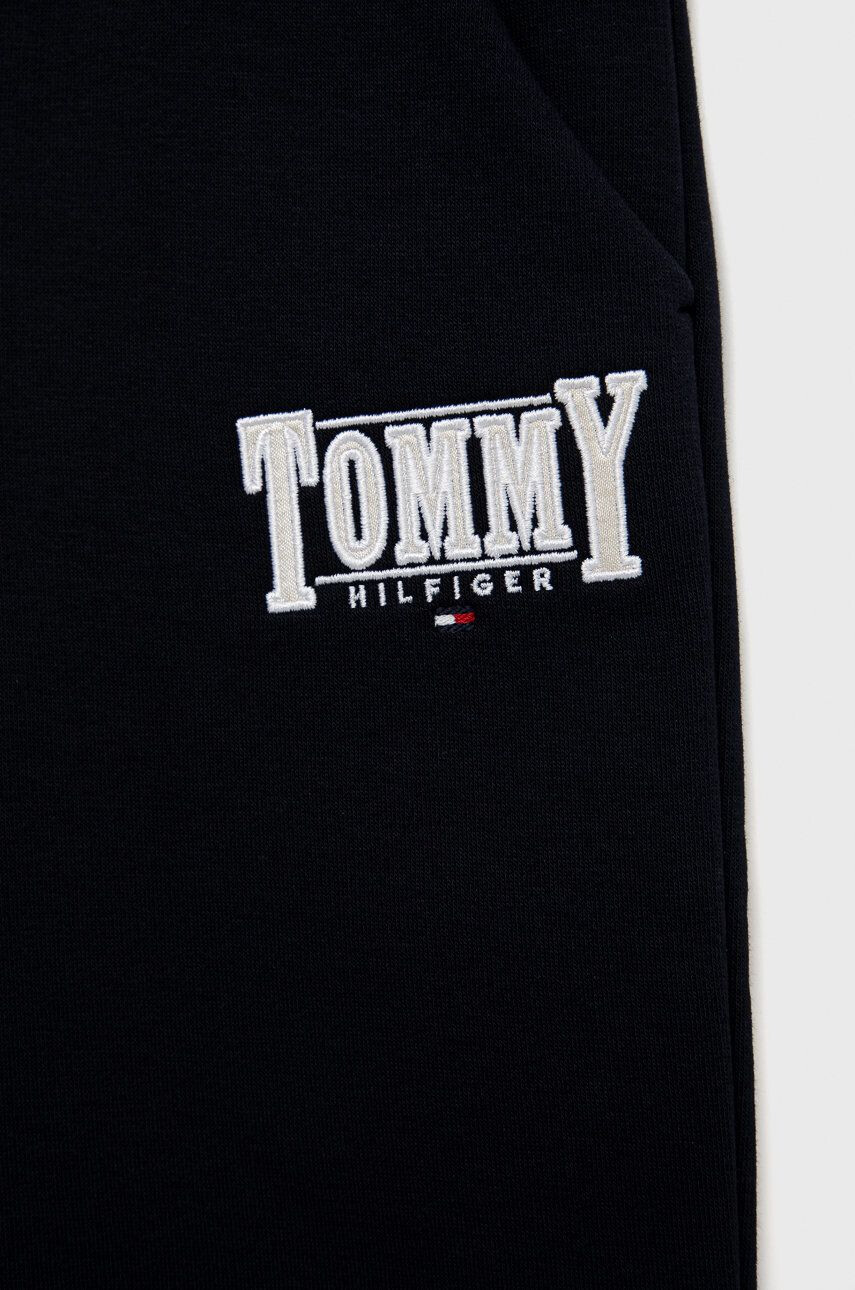 Tommy Hilfiger Dětské tepláky tmavomodrá barva s aplikací - Pepit.cz