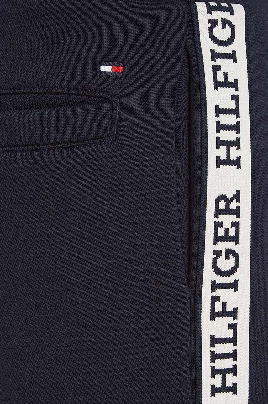 Tommy Hilfiger Dětské tepláky tmavomodrá barva s aplikací - Pepit.cz