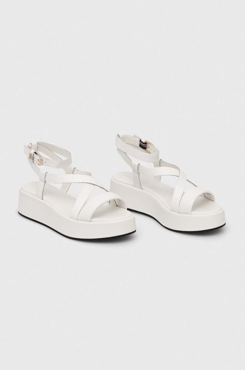 Tommy Hilfiger Kožené sandály NEW FLATFORM STRAP dámské bílá barva na platformě - Pepit.cz