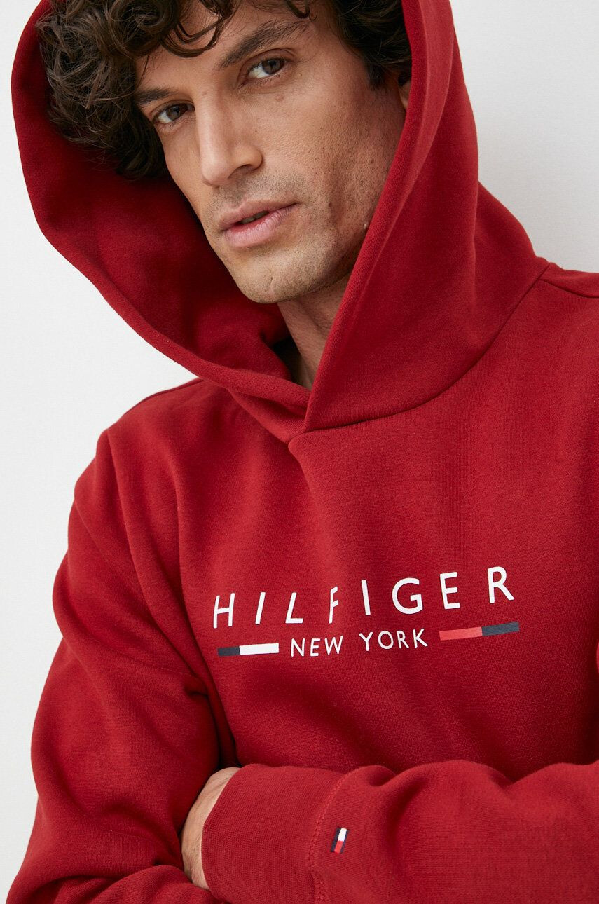 Tommy Hilfiger Mikina pánská vínová barva s kapucí s potiskem - Pepit.cz