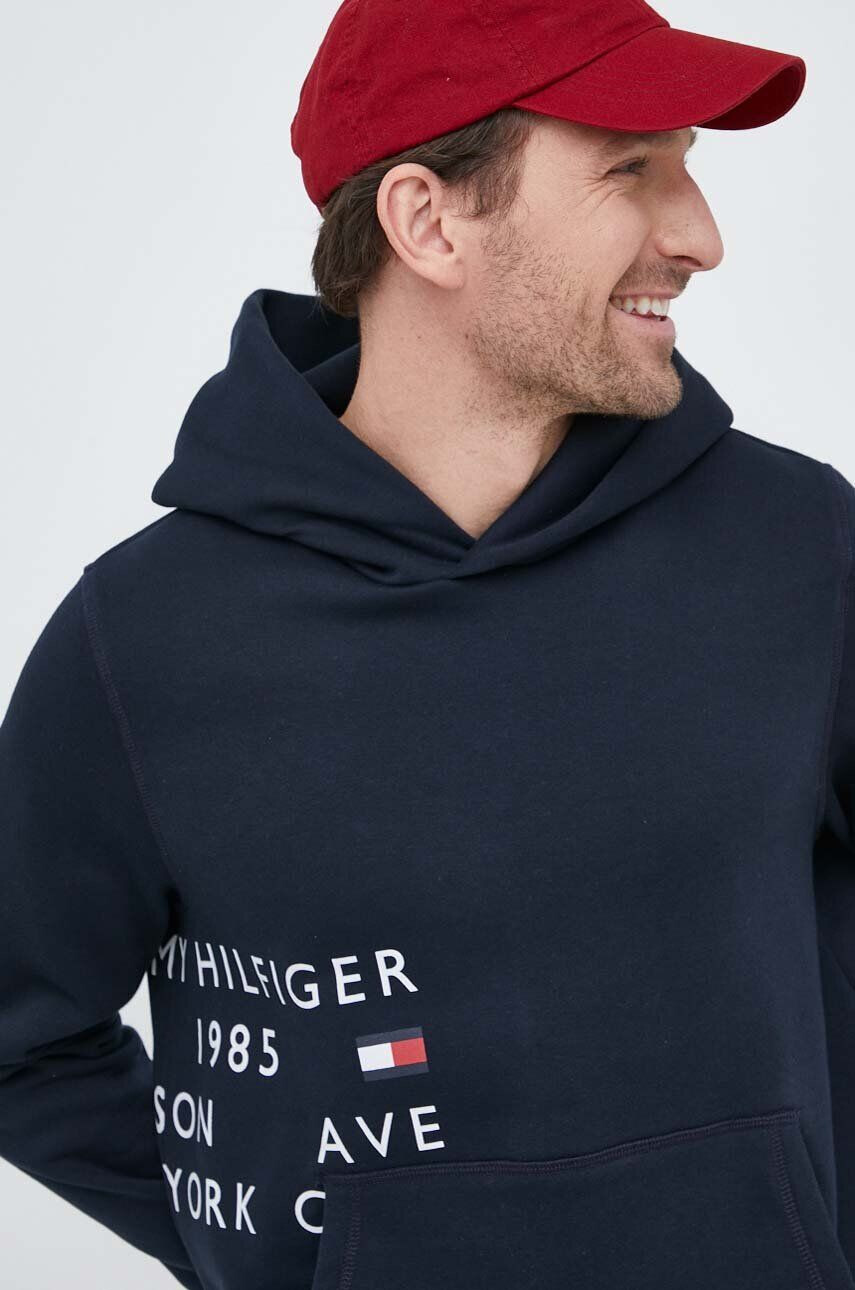 Tommy Hilfiger Mikina pánská tmavomodrá barva s kapucí s potiskem - Pepit.cz