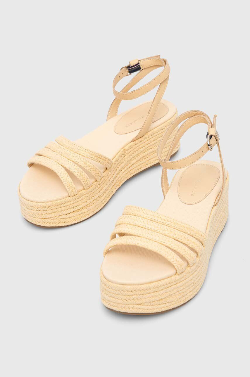 Tommy Hilfiger Sandály ESSENTIAL FLATFORM SANDAL dámské žlutá barva na klínku FW0FW07161 - Pepit.cz