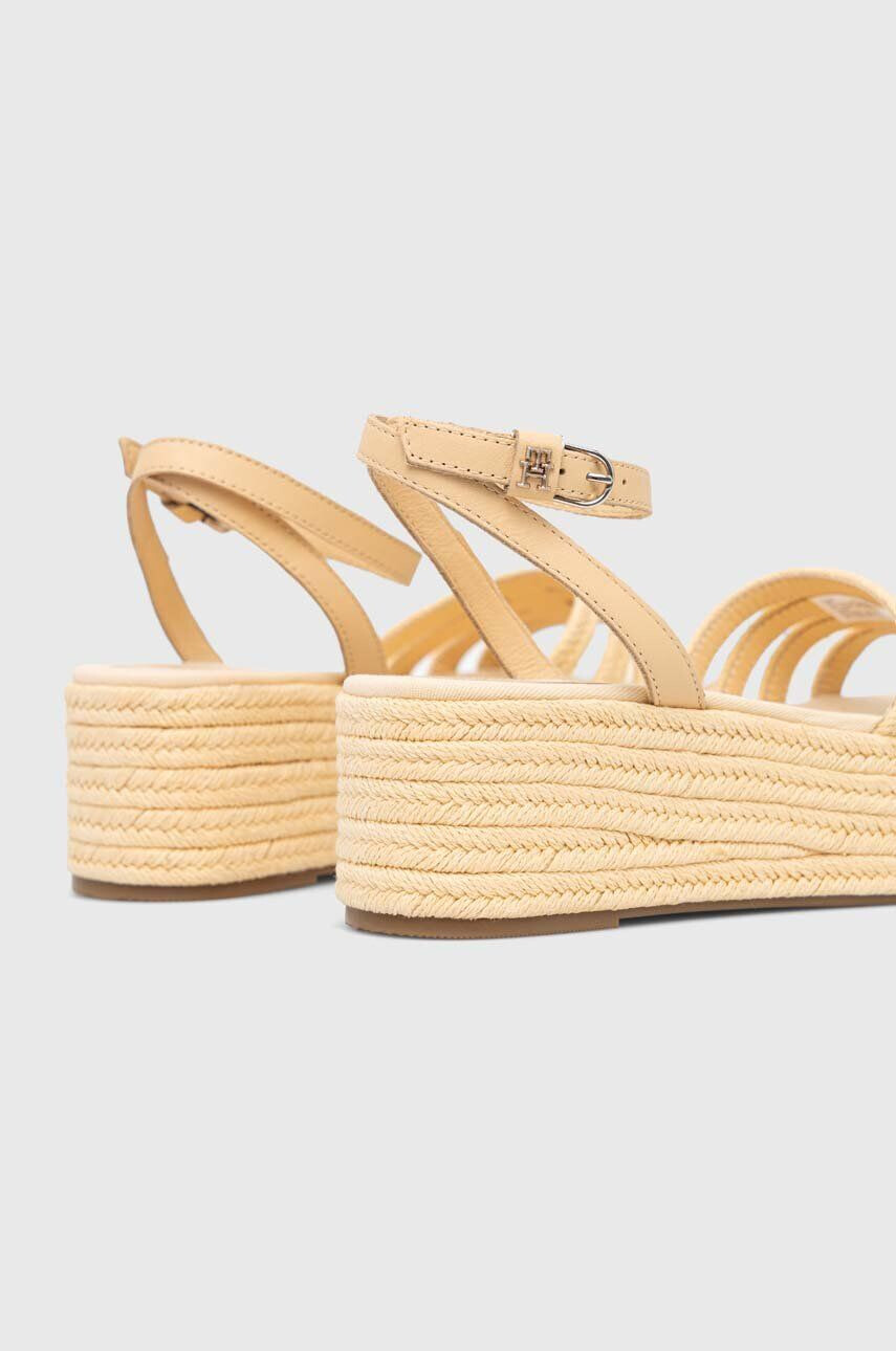 Tommy Hilfiger Sandály ESSENTIAL FLATFORM SANDAL dámské žlutá barva na klínku FW0FW07161 - Pepit.cz