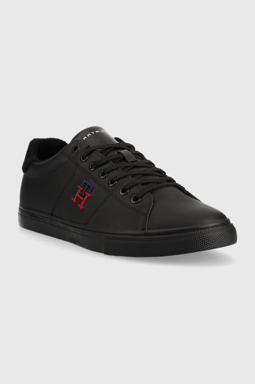 Tommy Hilfiger Sneakers boty Fm0fm04350 Core Vulc Varsity Monogram černá barva - Pepit.cz