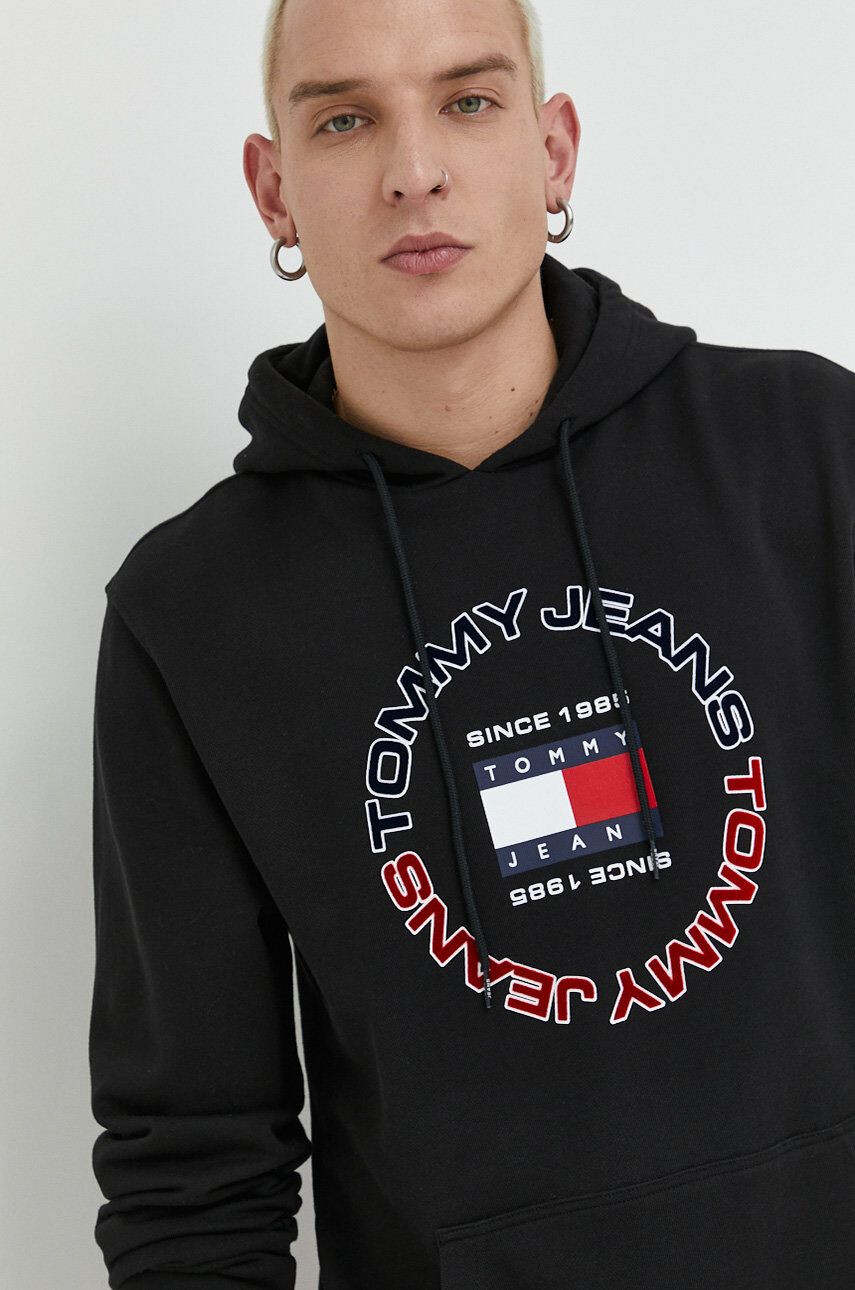 Tommy Jeans Bavlněná mikina pánská černá barva s kapucí s potiskem - Pepit.cz