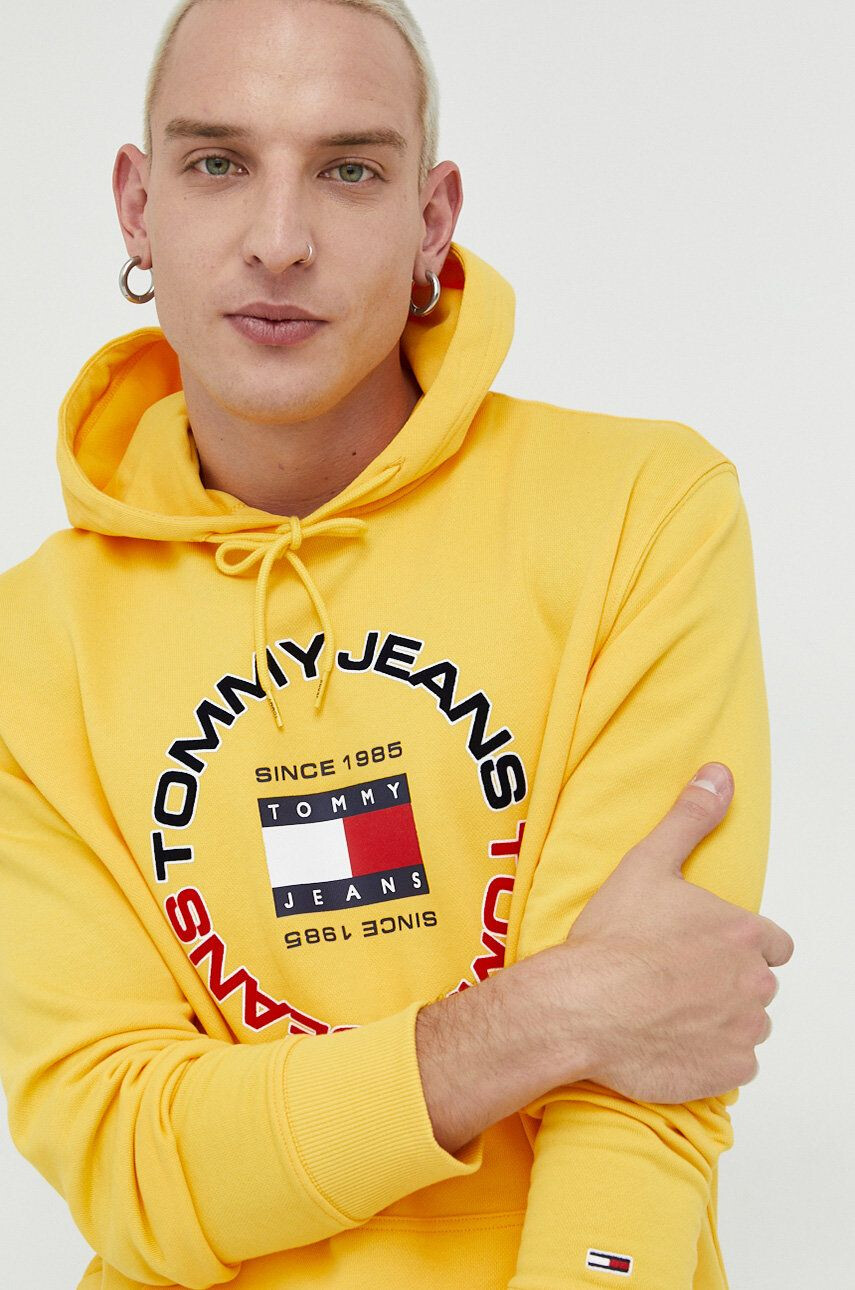 Tommy Jeans Bavlněná mikina pánská žlutá barva s kapucí s potiskem - Pepit.cz