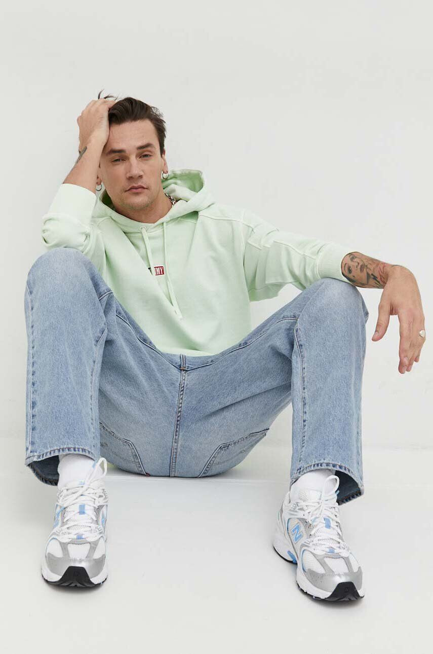 Tommy Jeans Bavlněná mikina pánská zelená barva s kapucí hladká - Pepit.cz