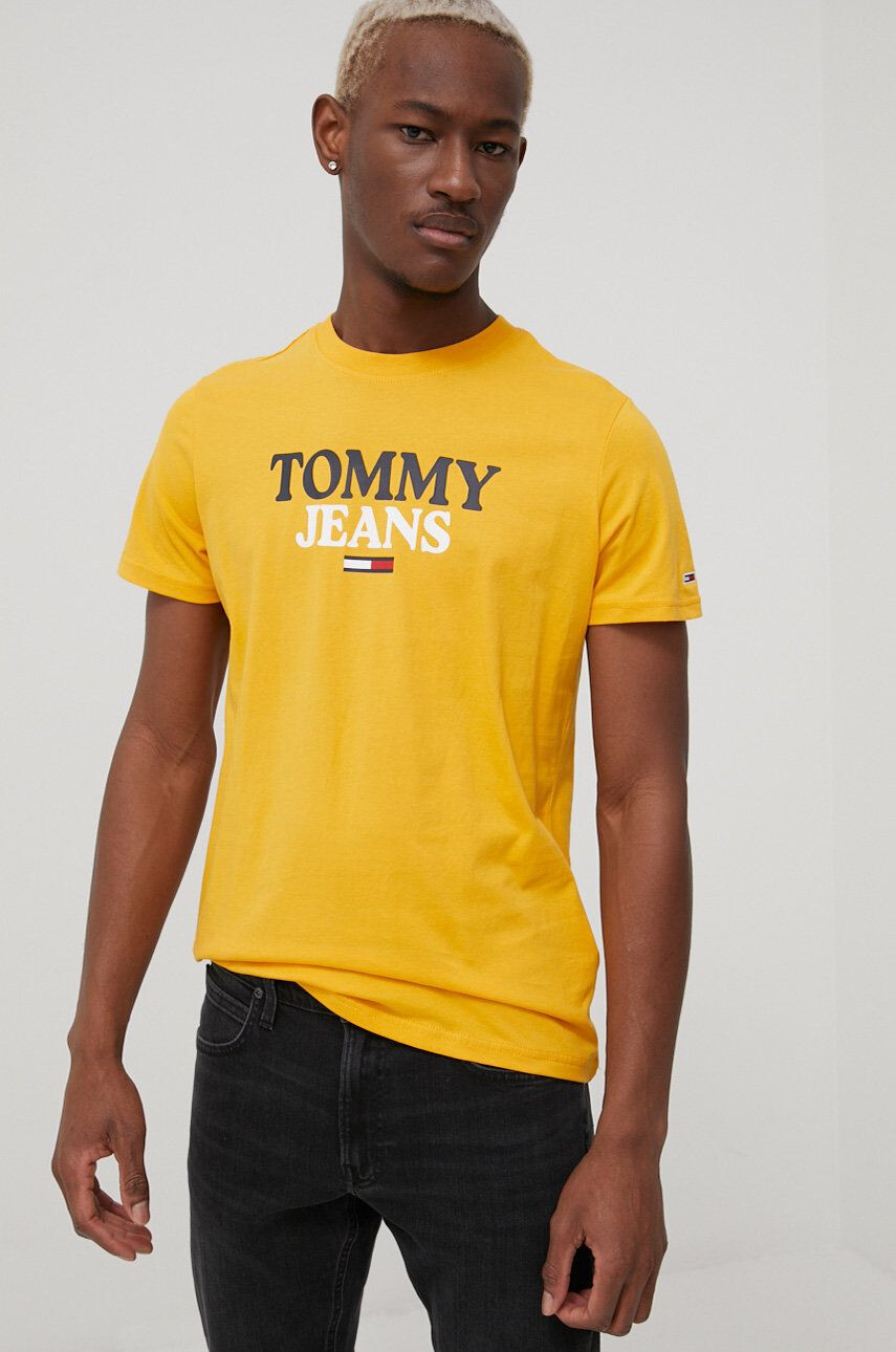 Tommy Jeans Bavlněné tričko žlutá barva s potiskem - Pepit.cz