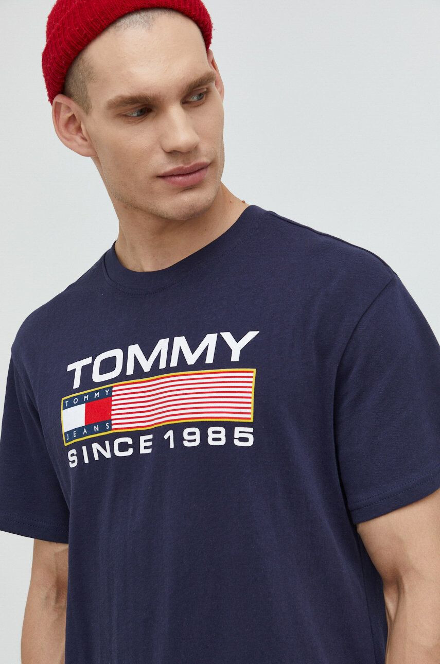 Tommy Jeans Bavlněné tričko tmavomodrá barva s potiskem - Pepit.cz