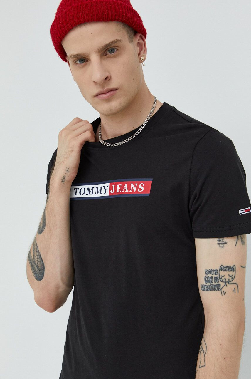 Tommy Jeans Bavlněné tričko s aplikací - Pepit.cz