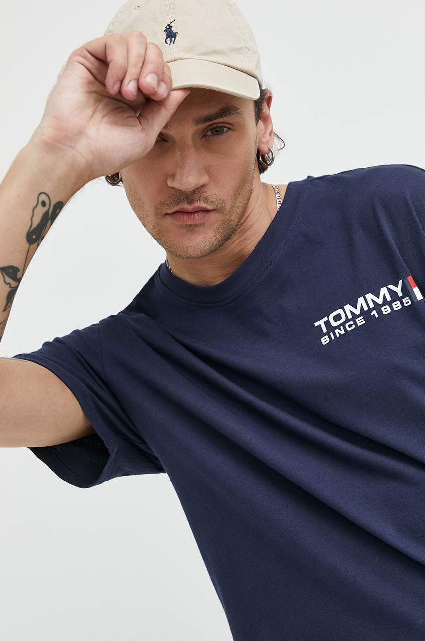 Tommy Jeans Bavlněné tričko tmavomodrá barva s potiskem - Pepit.cz