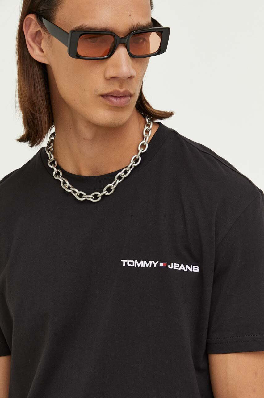 Tommy Jeans Bavlněné tričko černá barva s aplikací - Pepit.cz