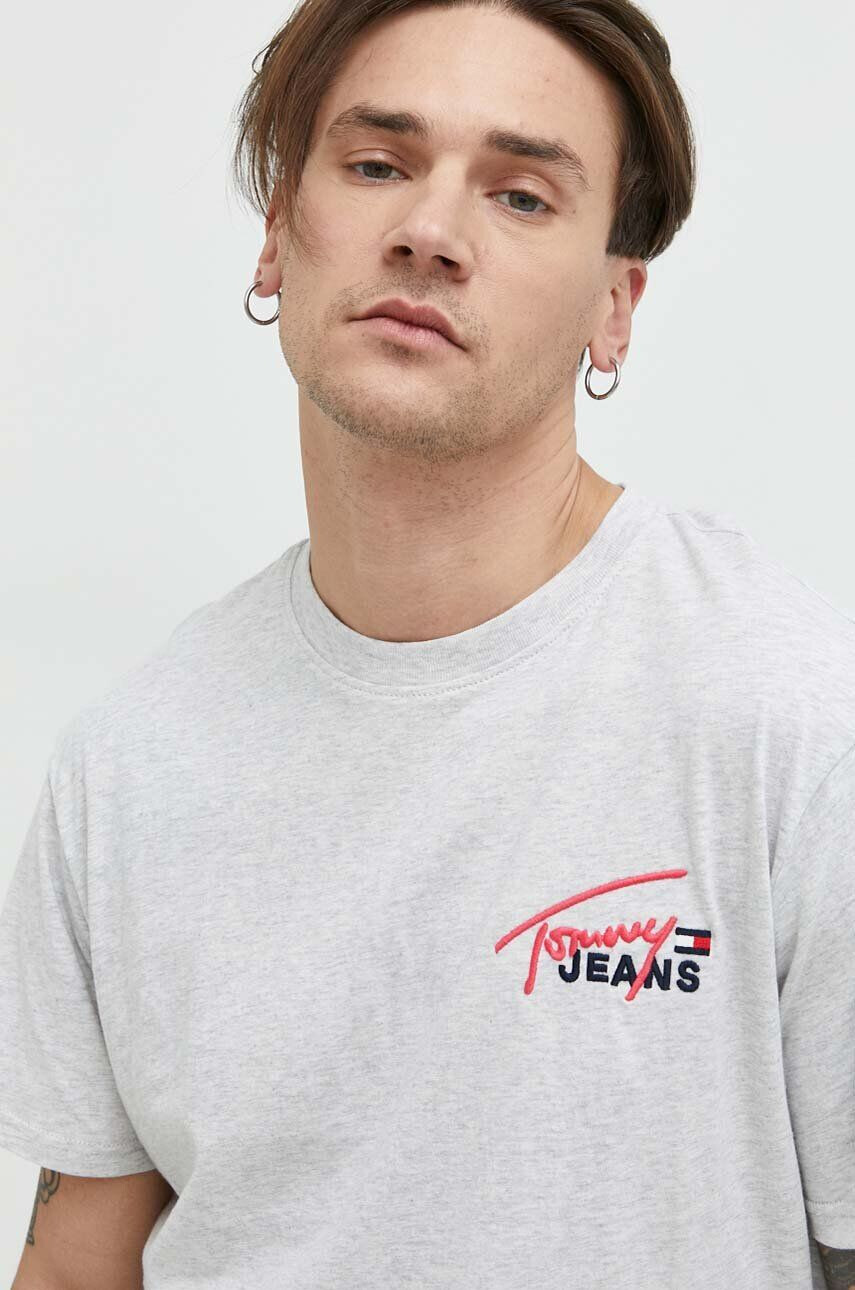 Tommy Jeans Bavlněné tričko šedá barva s aplikací - Pepit.cz