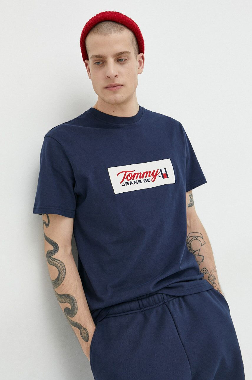 Tommy Jeans Bavlněné tričko tmavomodrá barva s aplikací - Pepit.cz