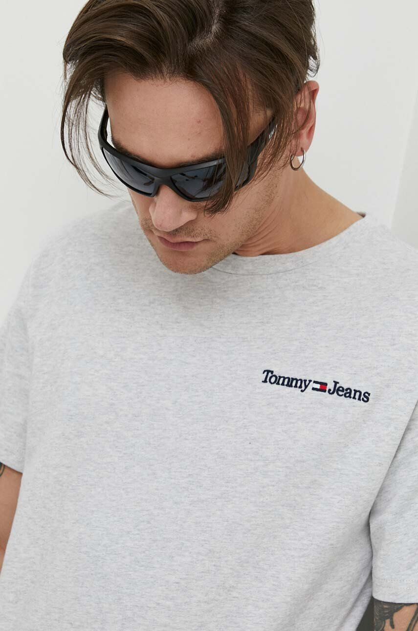 Tommy Jeans Bavlněné tričko šedá barva s aplikací - Pepit.cz