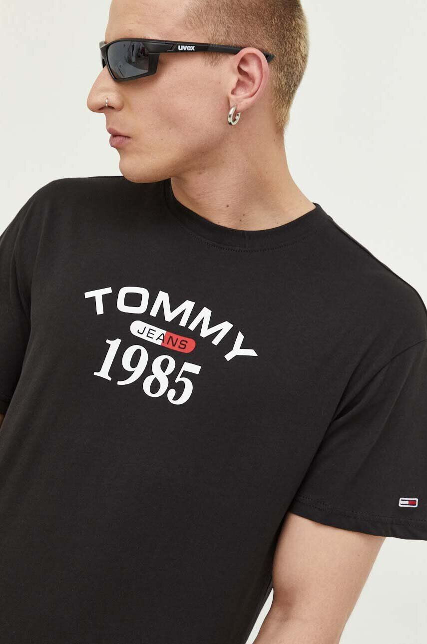 Tommy Jeans Bavlněné tričko černá barva s potiskem - Pepit.cz