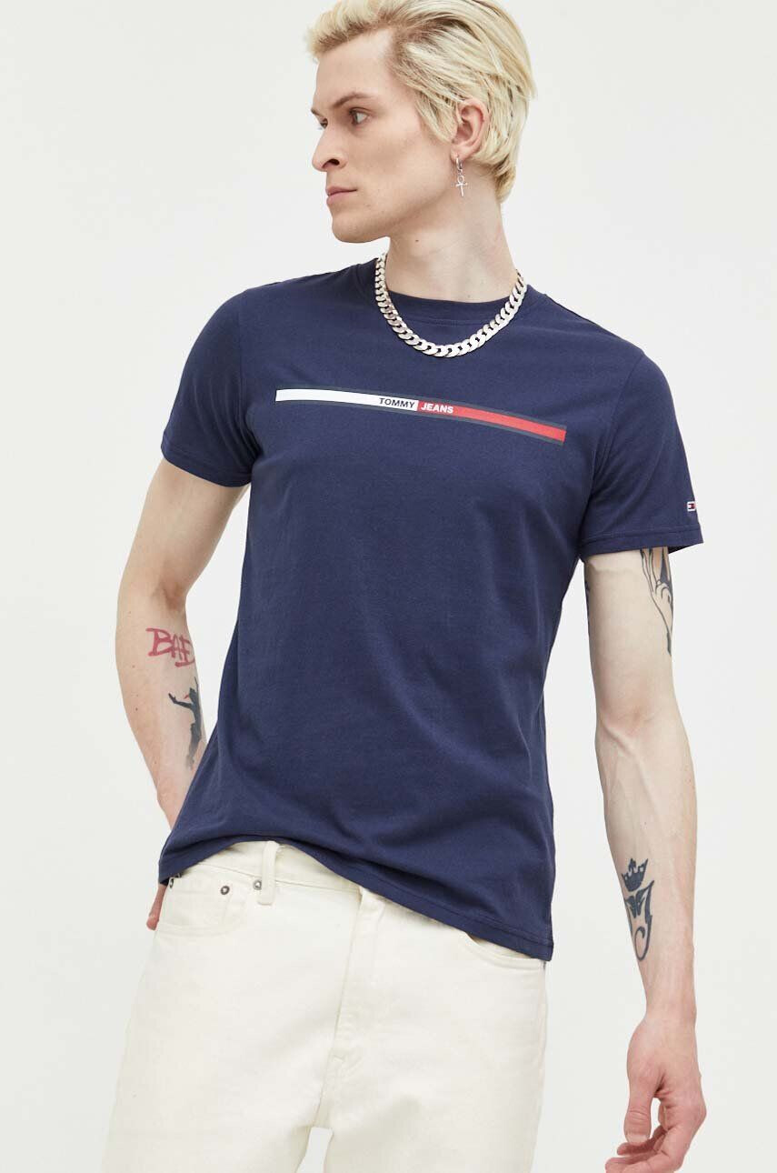 Tommy Jeans Bavlněné tričko tmavomodrá barva s potiskem - Pepit.cz