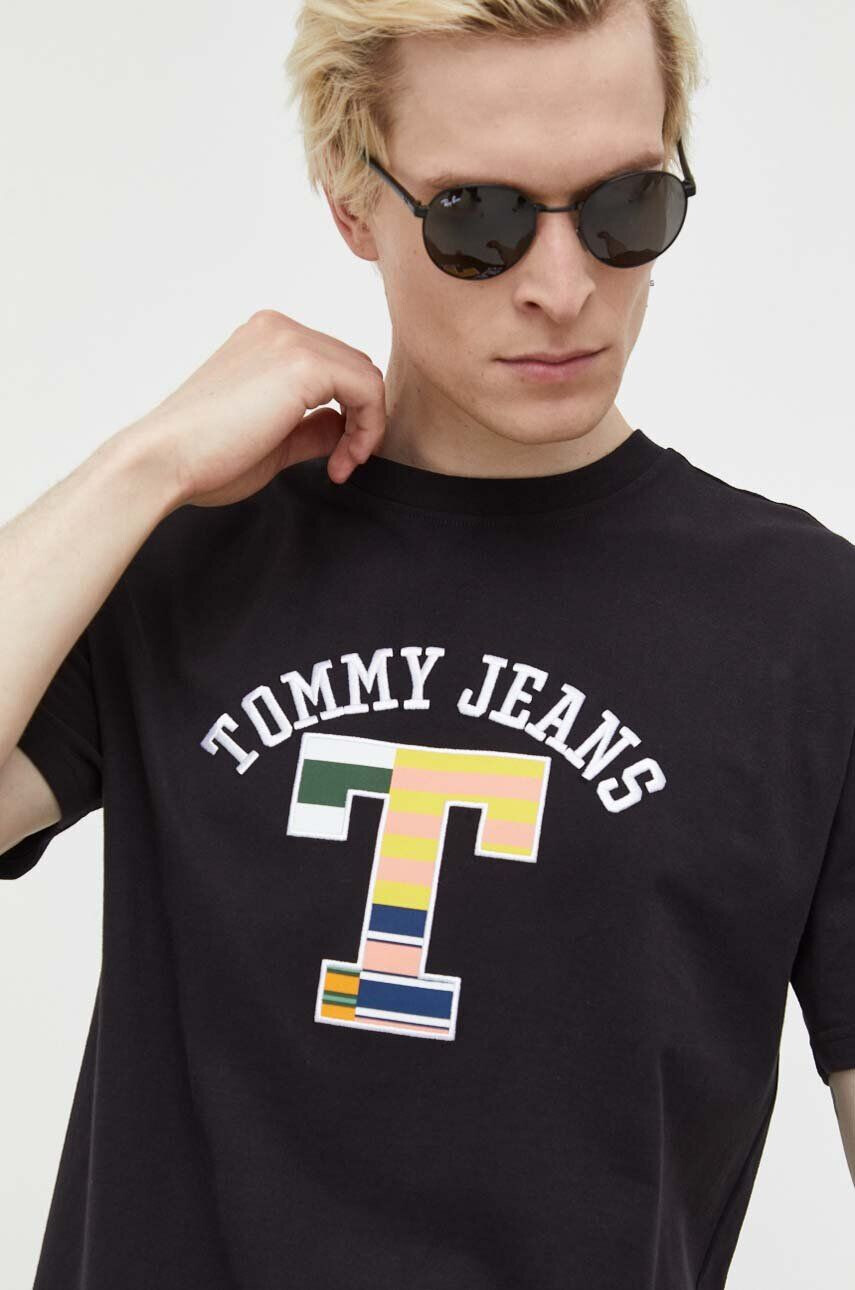 Tommy Jeans Bavlněné tričko černá barva s aplikací - Pepit.cz