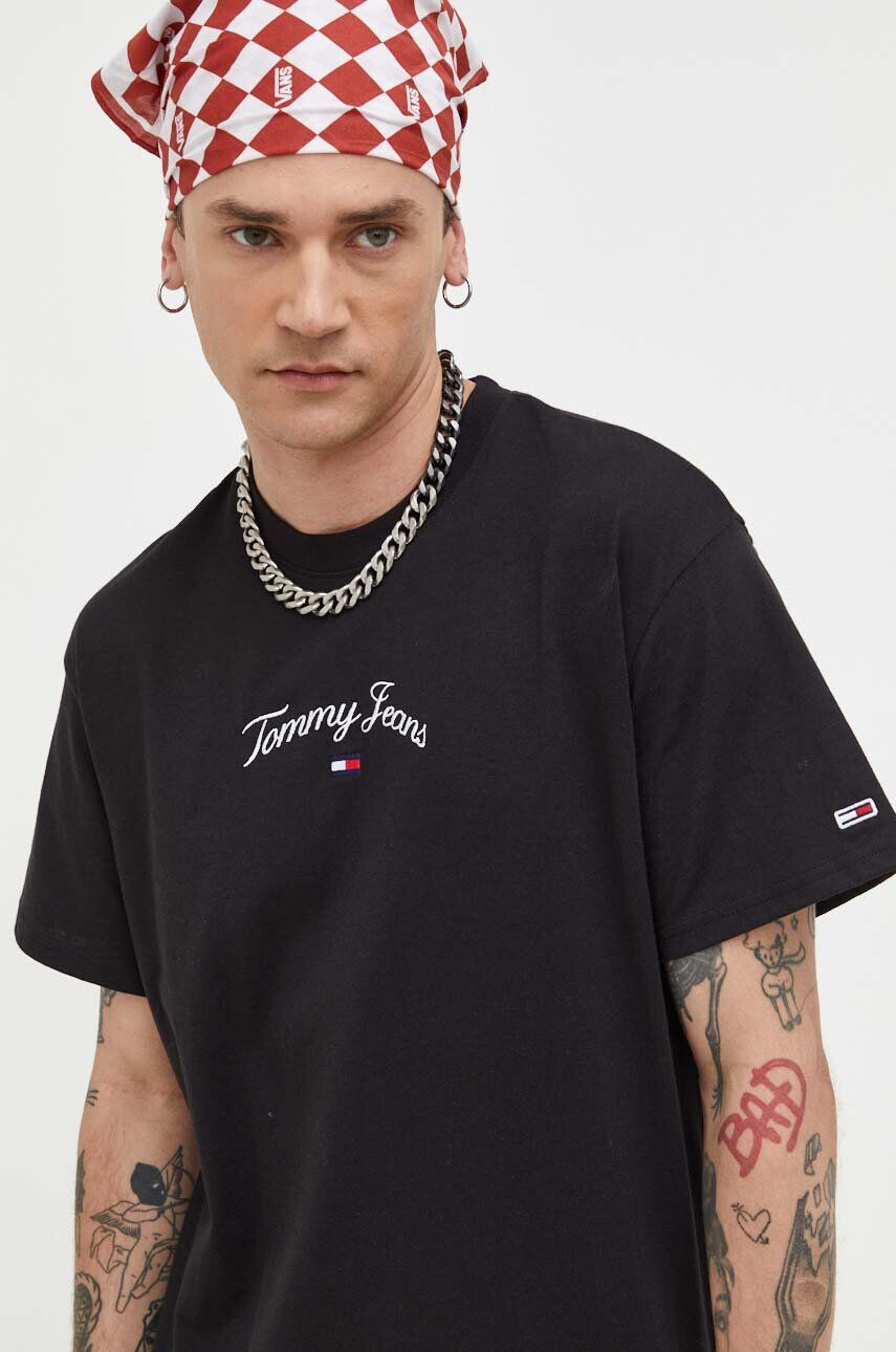 Tommy Jeans Bavlněné tričko černá barva s aplikací - Pepit.cz