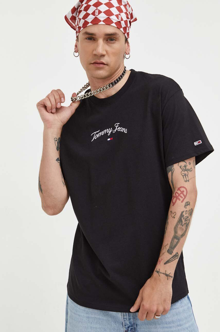 Tommy Jeans Bavlněné tričko černá barva s aplikací - Pepit.cz