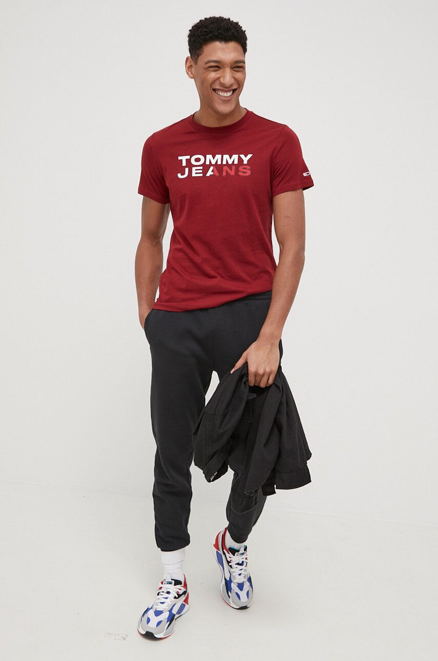 Tommy Jeans Bavlněné tričko vínová barva s potiskem - Pepit.cz