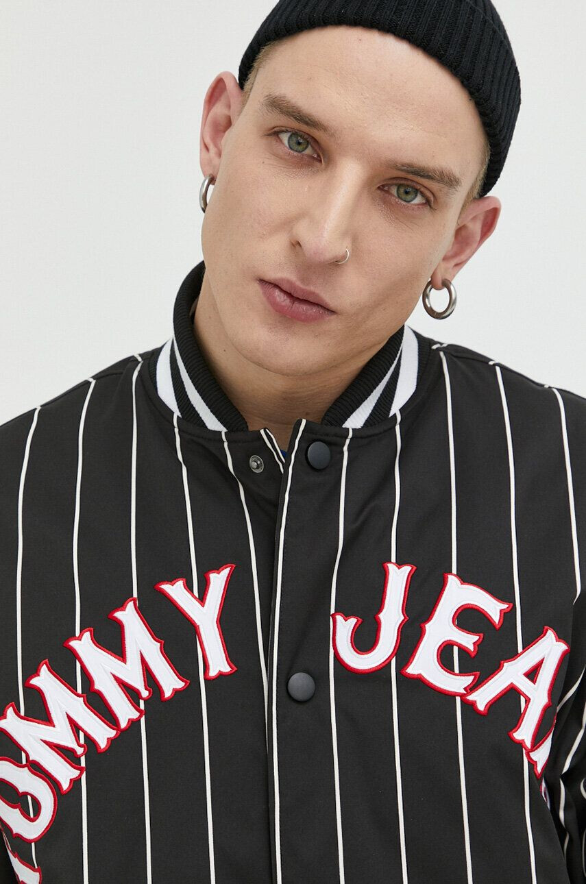 Tommy Jeans Bomber bunda černá barva přechodná oversize - Pepit.cz