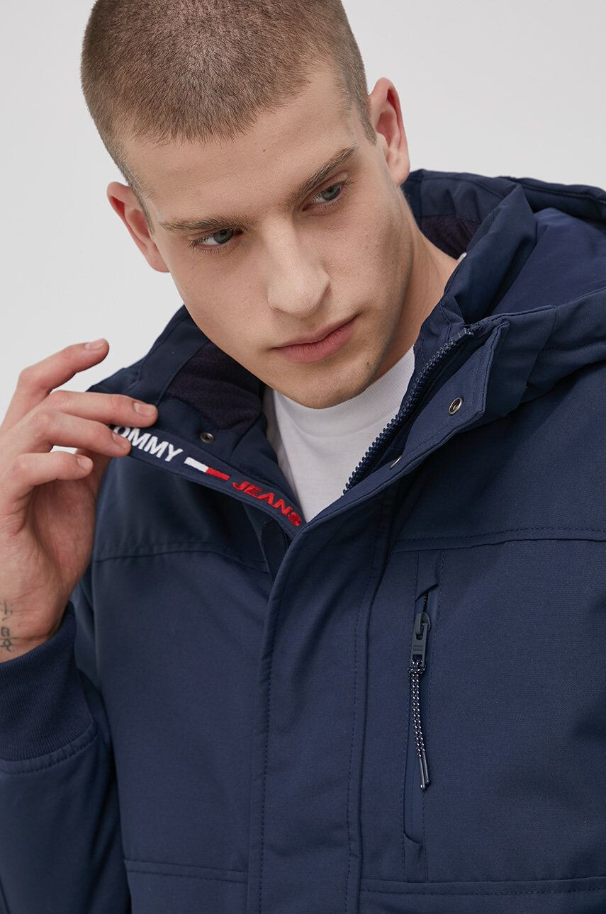 Tommy Jeans Bunda pánská tmavomodrá barva zimní - Pepit.cz